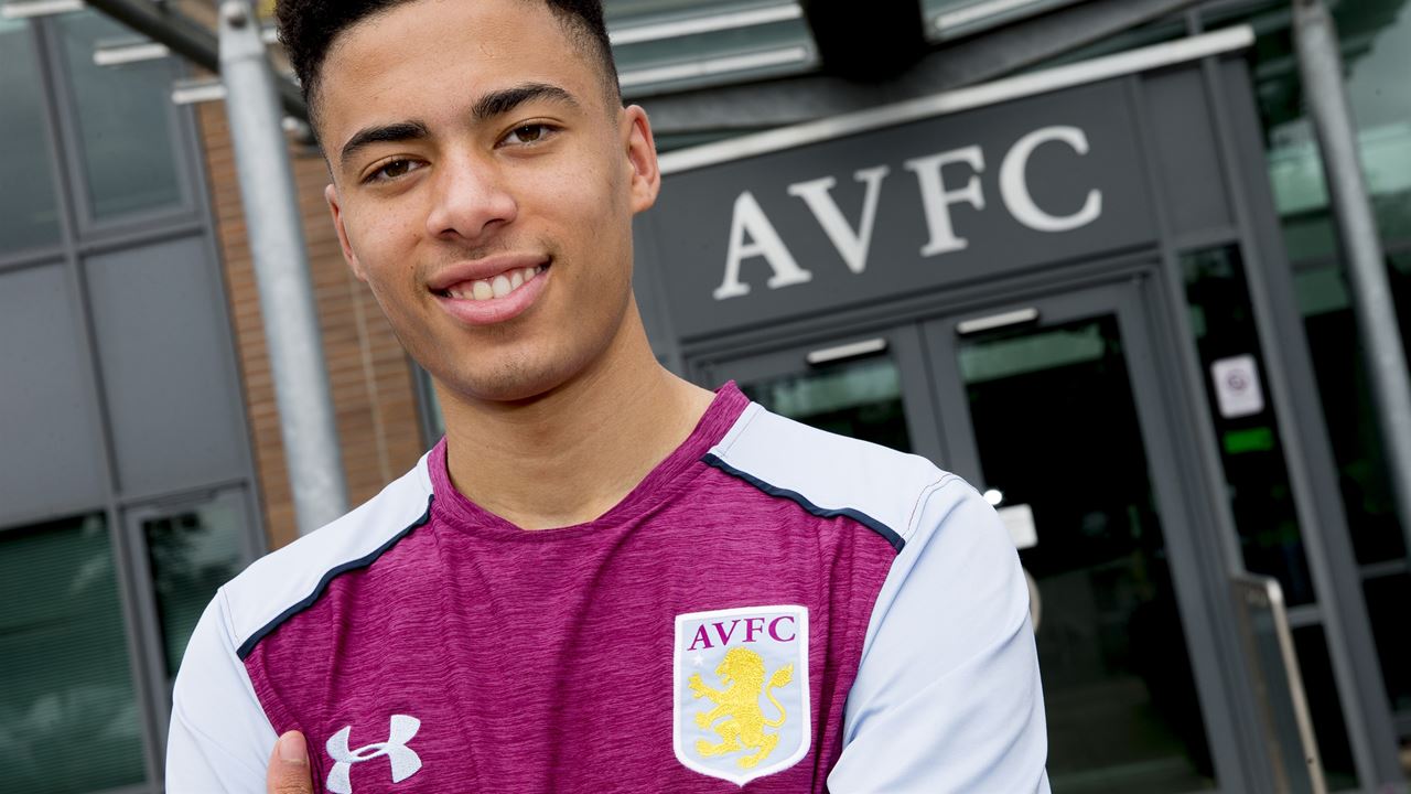 Knibbs signs first pro contract