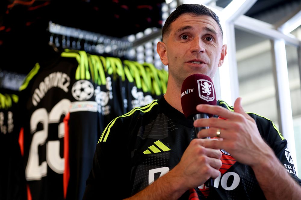 Emi Martínez signs new contract with Aston Villa Emi Martínez signs new contract with Aston Villa
