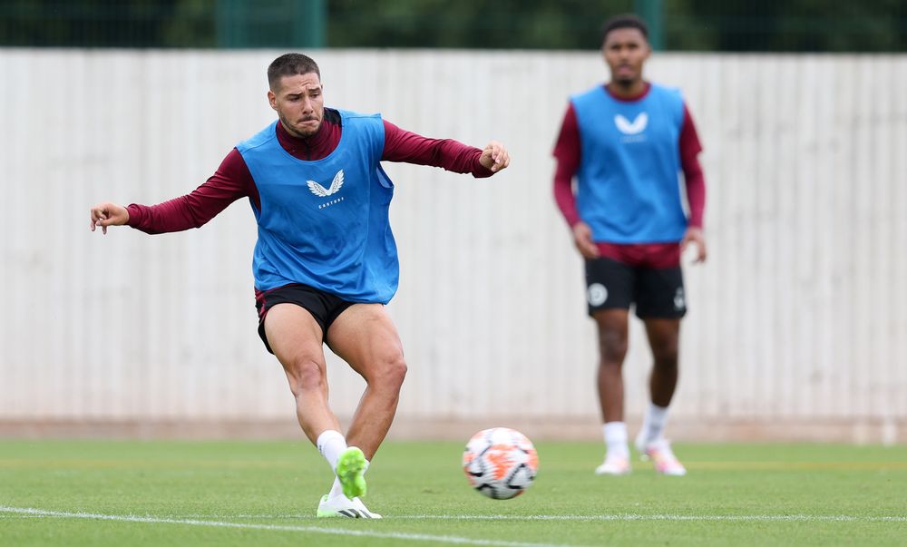 NW3B5380.jpg Aston Villa in pre-season training at Bodymoor Heath.