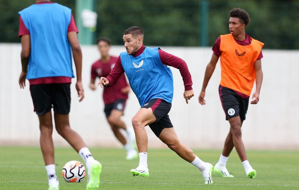 NW3B2417.jpg Aston Villa in pre-season training at Bodymoor Heath.