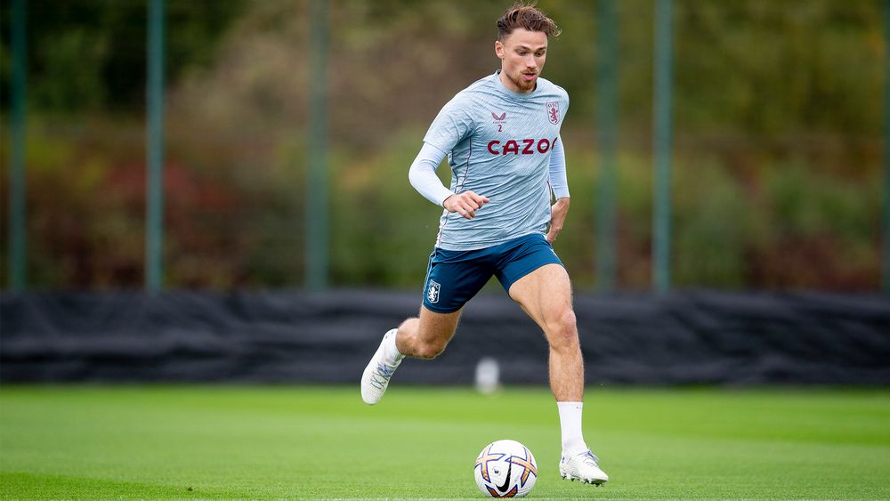 T30.jpg Aston Villa train at Bodymoor Heath.
