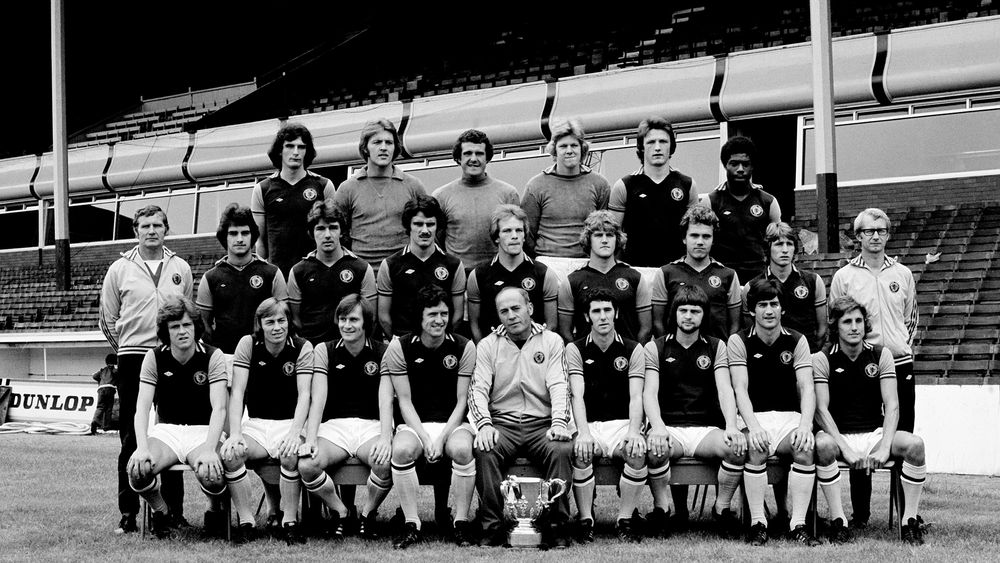DM11.jpg The Aston Villa squad with the 1977 League Cup.