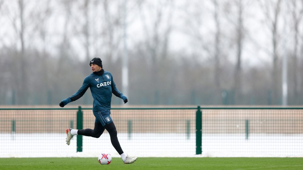 9.jpg Aston Villa train at a snowy Bodymoor Heath.