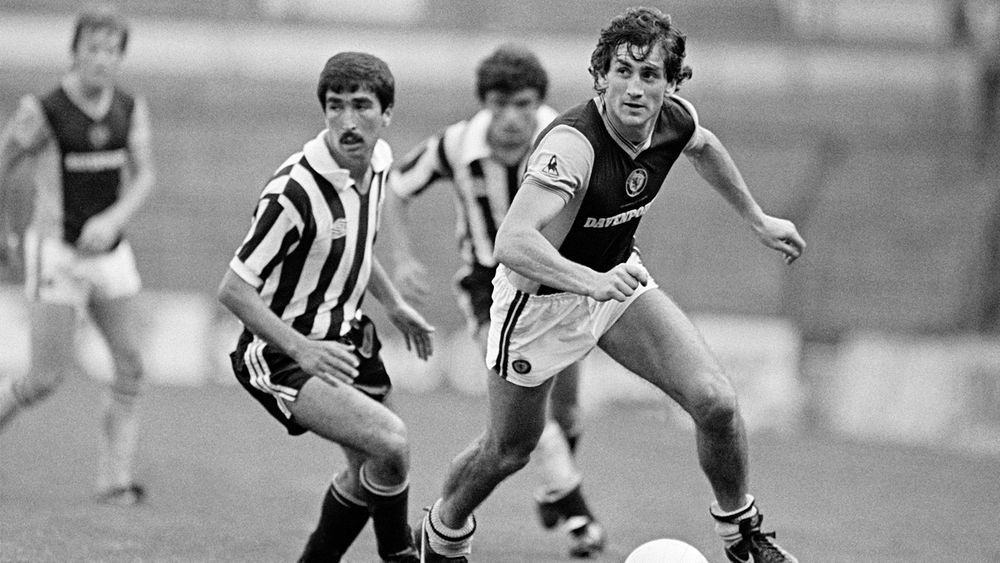 DM22.jpg Dennis Mortimer.